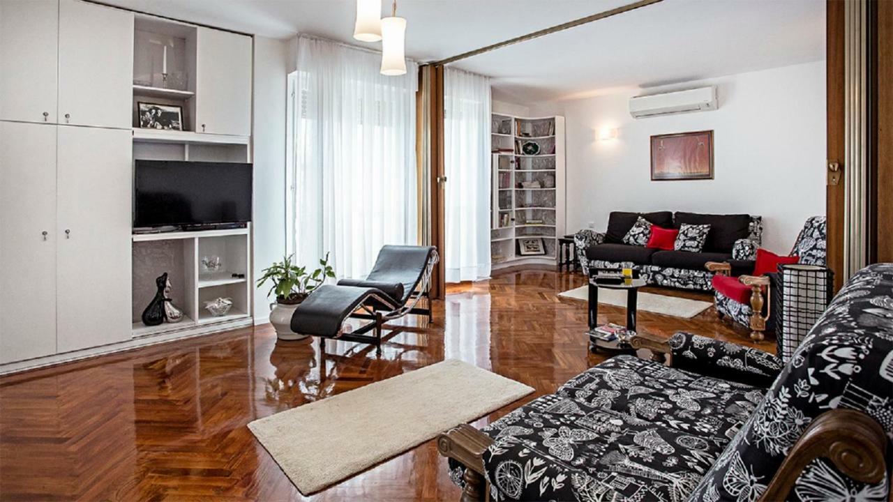 Milana - Cozy With Free Parking Split