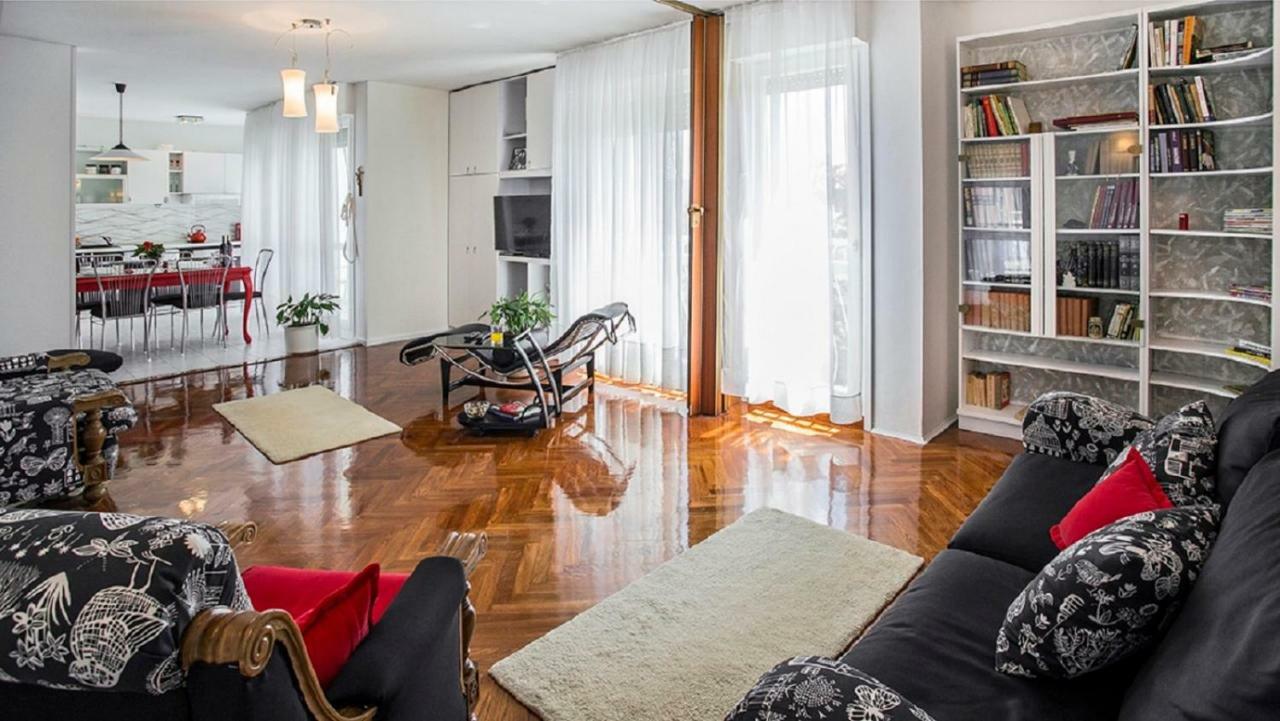 Milana - Cozy With Free Parking Split